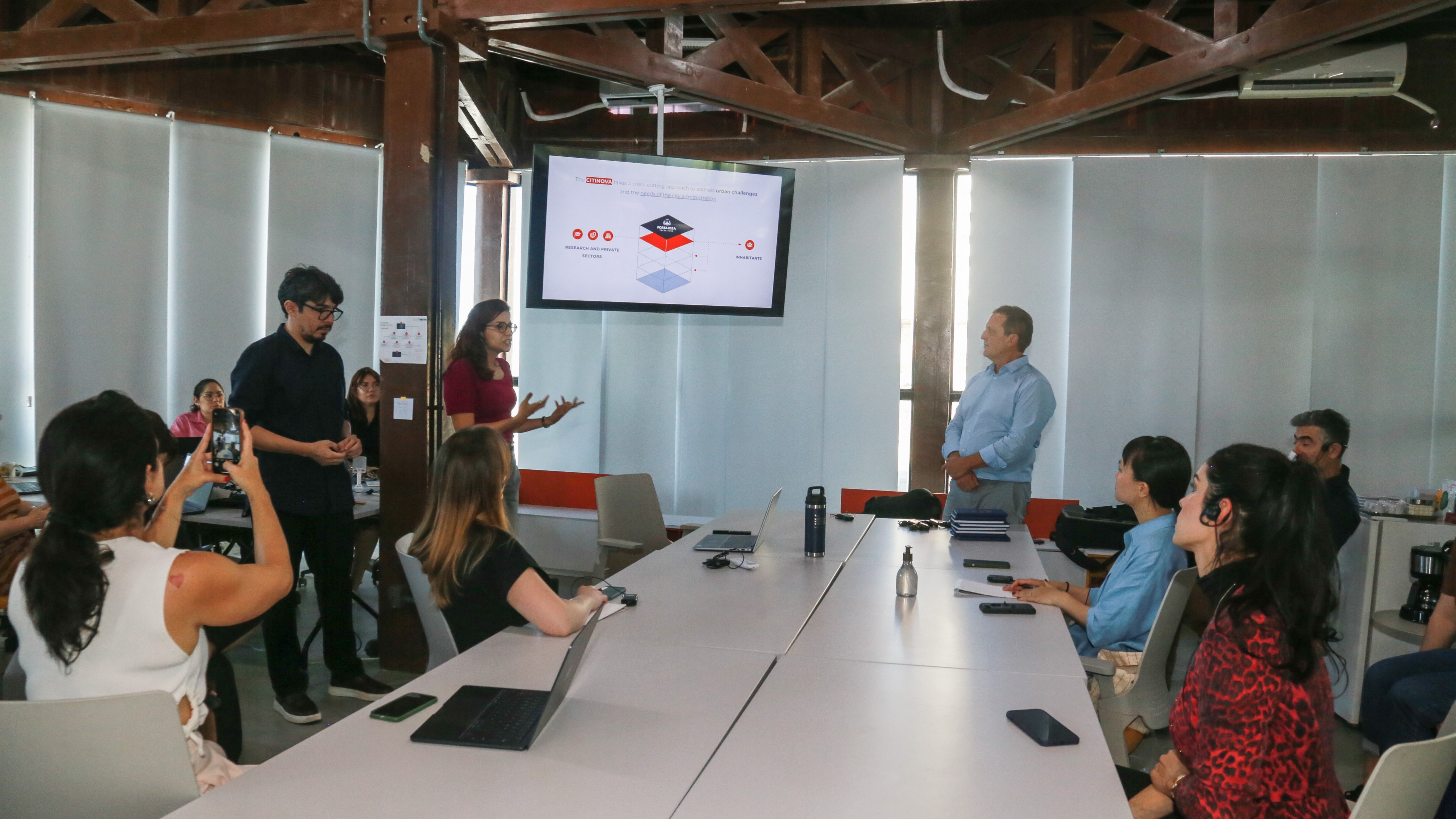 grupo de pessoas na sala de reunião da Citinova